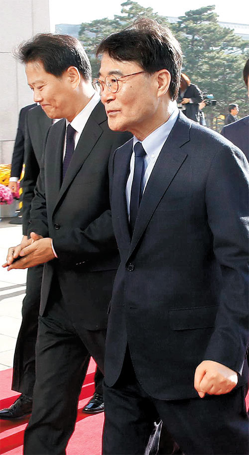 장하성 대통령정책실장이 1일 국회에서 열린 문재인 대통령의 내년도 예산안 심사 관련 시정연설에 참석하기 위해 국회 본회의장으로 향하고 있다. 왼쪽은 임종석 대통령비서실장. 뉴시스