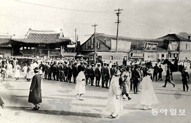 1919년 3월 1일 서울 종로 보신각 앞에서 일본군이 시위가 확산되는 것을 막기 위해 길을 차단하고 있다. 동아일보DB