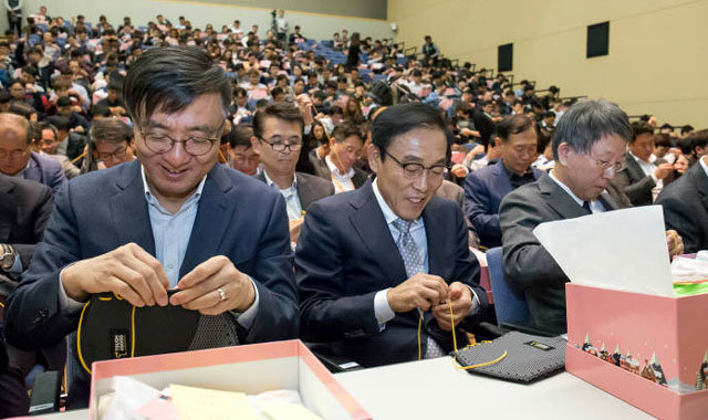 1일 경기 수원시 삼성디지털시티에서 열린 삼성전자 창립 49주년 기념식에서 김기남 대표이사 사장(앞줄 가운데)을 비롯한 임직원들이 어려운 이웃에게 전달할 방한용품을 만들고 있다. 삼성전자 제공