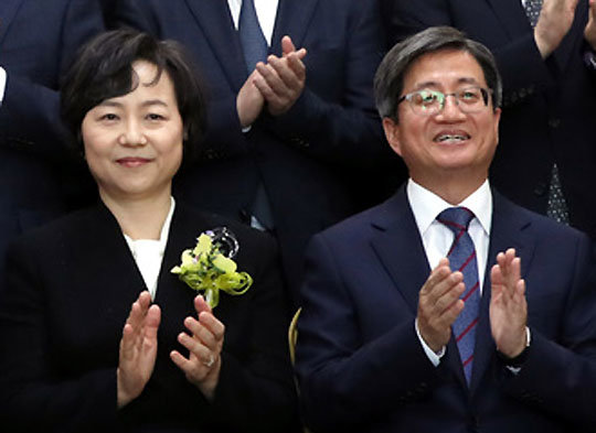 6년 임기를 마치고 1일 퇴임한 김소영 대법관(왼쪽)이 서울 서초구 대법원에서 열린 퇴임식에서 김명수 대법원장과 기념촬영을 하면서 박수를 치고 있다. 뉴스1