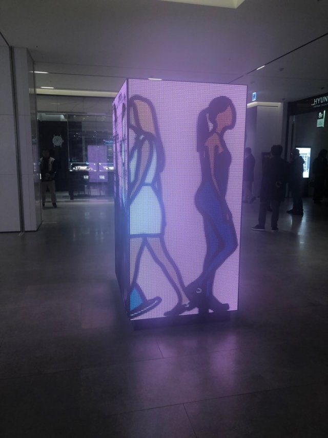 8층 럭셔리 코너에 들어서니 대형 LED 화면을 통해 나오는 영국 유명한 화가 줄리안 오피의 작품이 나왔다.(사진=동아닷컴 박지수 기자)