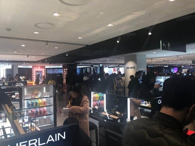 9층 화장품 코너에선 손님들로 북새통을 이뤘다. 중국인 다이궁들은 한 손에는 수첩, 한 손에는 캐리어를 들고 물건을 구매해 가기도 했다,(사진=동아닷컴 박지수 기자)