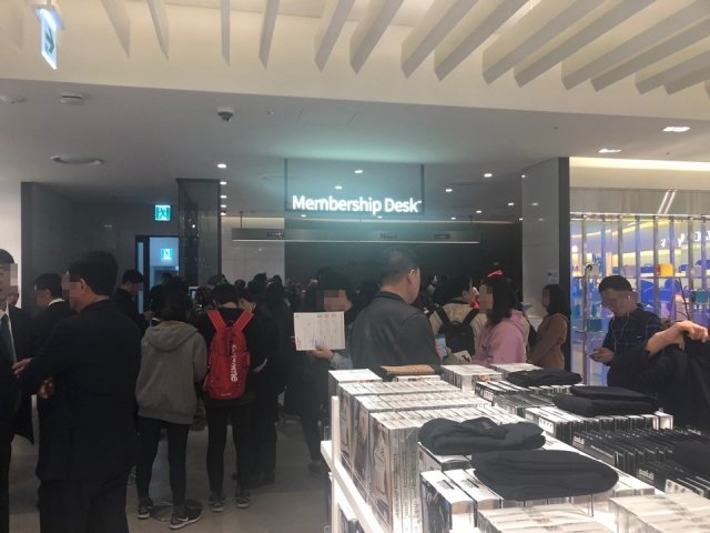 10층 멤버십데스크에 사람들로 북적이는 모습.(사진=동아닷컴 박지수 기자)