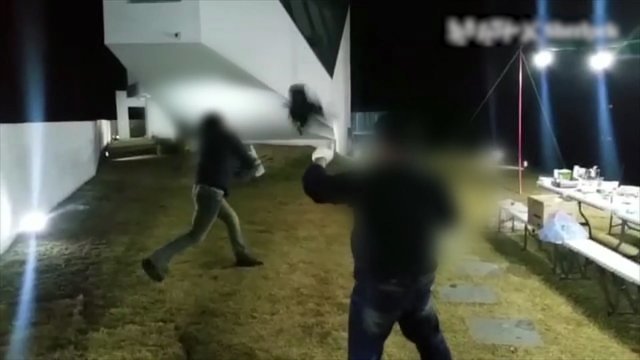 양진호 한국미래기술 회장이 직원들에게 살아있는 닭을 활로 쏘고 칼로 베라고 강요하는 영상이 31일 공개돼 파문이 일고 있다.