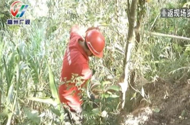 경찰이 아이를 수색하고 있는 장면 - 구이저우 TV 화면 갈무리