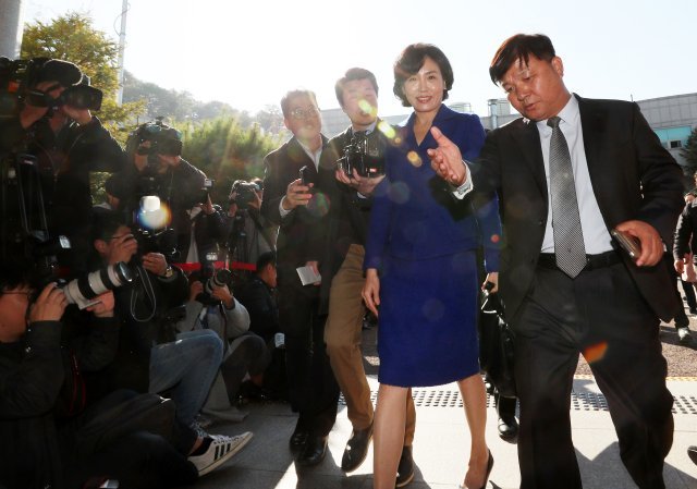 이재명 경기도지사의 부인 김혜경 씨가 ‘혜경궁 김씨’ 트위터 계정 소유주 논란 관련 2일 오전 경기도 수원시 경기남부지방경찰청에 피고발인 신분으로 재출석하고 있다. 김 씨는 지난달 24일 1차 출석해 경찰 측에 비공개 수사를 요청했으나, 조사 중 일부 언론에 공개되면서 수사팀에 항의한 후 귀가 했다. 2018.11.2/뉴스1 © News1