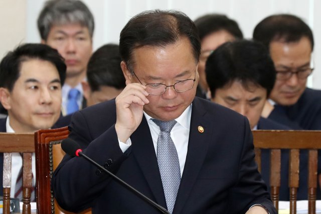 김부겸 행정안전부 장관이 2일 서울 여의도 국회에서 열린 행정안전위원회 전체회의에서 안경을 고쳐쓰고 있다. 행안위는 이날 행정안전부와 경찰청 등에 대한 2019년도 예산안 보고를 받고 심의에 들어갔다. 2018.11.2/뉴스1 © News1