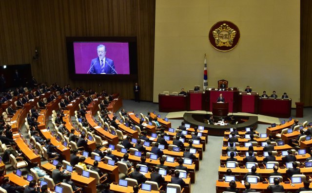 문재인 대통령이 1일 서울 여의도 국회 본회의장에서 2019년도 예산안에 대한 시정연설을 하고 있다. 2018.11.1/뉴스1 © News1 국회사진취재단