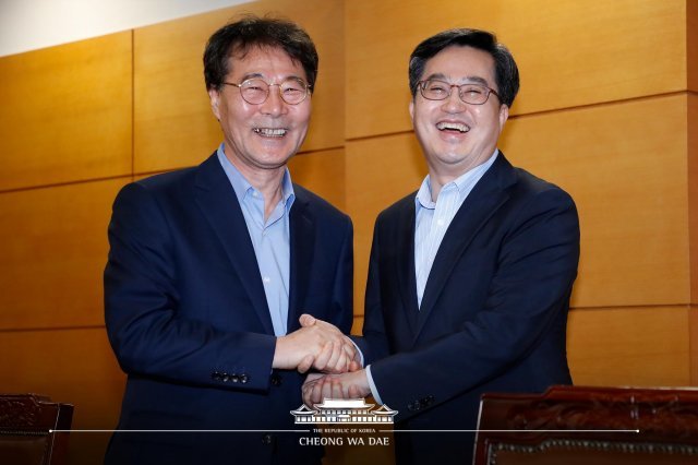 김동연 부총리 겸 기획재정부 장관과 장하성 청와대 정책실장. (청와대 페이스북)2018.8.29/뉴스1