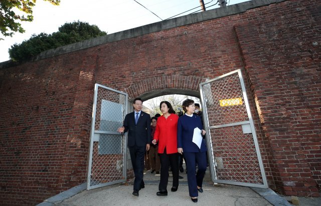 2일 오후 서울 용산 미군기지 버스투어에서 성장현 용산구청장, 김현미 국토교통부 장관, 박순자 국회 교통위원장이 일제시대 일본군 감옥을 둘러보고 있다. 양회성 기자 yohan@donga.com