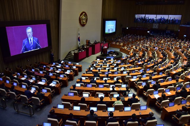 문재인 대통령이 1일 오전 국회 본회의에서 2019년도 예산안 시정연설을 하고 있다.2018.11.1/뉴스1 © News1 국회사진취재단