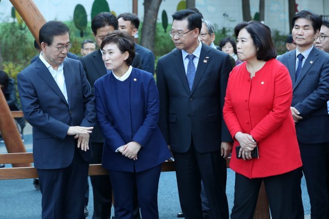 2일 서울 용산구 용산미군기지에서 열린 ‘용산기지 첫 버스투어’에서 박원순 서울시장(왼쪽부터)과 김현미 국토교통부 장관, 성장현 용산구청장, 박순자 국토교통위원장이 나란히 대화를 나누고 있다. 국토교통부와 서울시는 지난 1904년 일제가 러일전쟁을 기점으로 용산 일대를 조선주차군사령부 주둔지로 사용한 이후 114년 간 일반인 출입이 금지됐던 용산 미군기지 내 주요 장소를 버스로 둘러보는 ‘용산기지 버스투어’를 올해 말까지 6차례 진행한다. 정부는 현재 용산기지에 자리잡고 있는 한미연합사 본부와 드래곤힐 호텔 등을 이전해 오는 2027년까지 생태공원을 완공한다는 계획이다. 2018.11.2/뉴스1