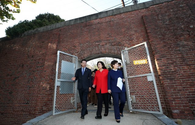 2일 오후 서울 용산 미군기지 버스투어에서 성장현 용산구청장, 김현미 국토교통부 장관, 박순자 국회 교통위원장이 일제시대 일본군 감옥을 둘러보고 있다. 2018.11.2/뉴스1