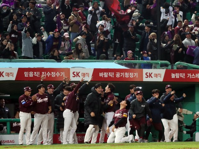 2일 오후 인천 SK행복드림구장에서 열린 ‘2018 프로야구 신한은행 마이카 KBO리그 포스트시즌’ 플레이오프 5차전 SK 와이번스와 넥센 히어로즈의 경기 9회초 투아웃 2루 상황 넥센 박명호의 투런 홈런에 넥센 선수들이 기뻐하고 있다. 2018.11.2/뉴스1 © News1