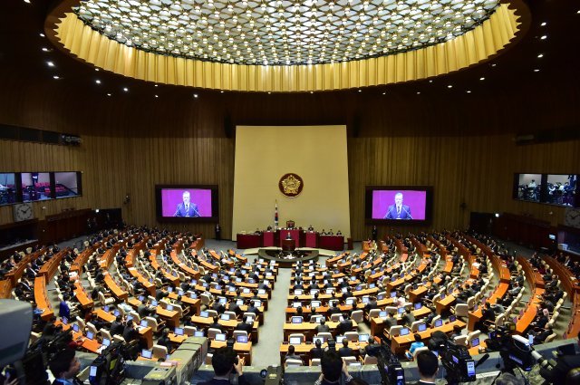 문재인 대통령이 지난 1일 서울 여의도 국회 본회의장에서 2019년도 예산안에 대한 시정연설을 하고 있다. © News1 국회사진취재단