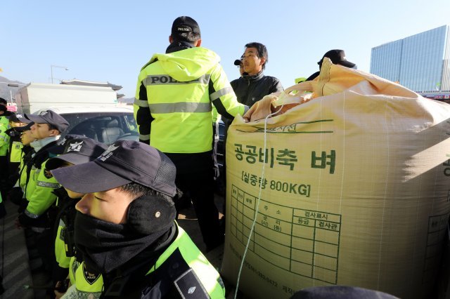 2일 오전 서울 세종로 정부서울청사 앞에서 경찰 병력이 공공비축 벼를 싣고 온 전국농민회총연맹과 전국쌀생산자협회 농민들의 트럭을 막아서고 있다. 이날 농민들은 물가관계차관회의가 열린 정부서울청사 앞에서 기자회견을 열고 수확기 정부재고미 방출 계획 철회를 촉구했다.2018.11.2/뉴스1 © News1