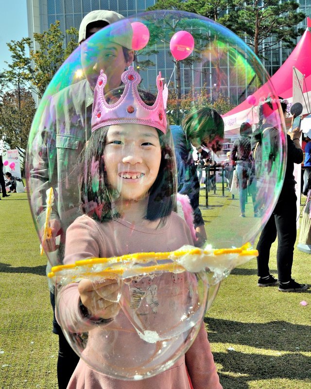 2018 롯데월드타워 포토피크닉 시상식이 11월 3일 롯데월드타워 5층 홍보관에서 열렸다. 포토피크닉 대상인 ‘롯데월드타워상’을 받은 팀을 포함해 총 11개 팀이 참석했고, 총 123작품을 시상했다.2018 롯데월드타워 포토피크닉 대상 ‘롯데월드타워상’ ＜비눗방울속의 미소＞. 롯데물산제공