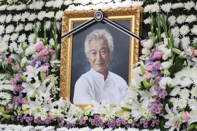 4일 오전 폐암으로 별세한 배우 신성일(81) 씨의 빈소가 서울아산병원 장례식장에 마련됐다. 사진=사진공동취재단