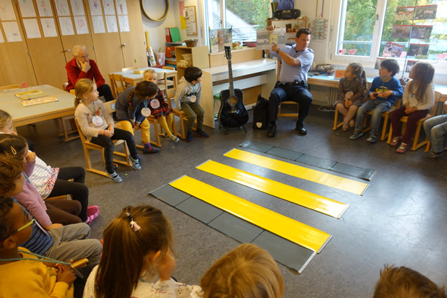 스위스 취리히의 한 유치원에서 어린이들이 횡단보도 건너는 법을 배우고 있다. 취리히=최지선 기자 aurinko@donga.com　