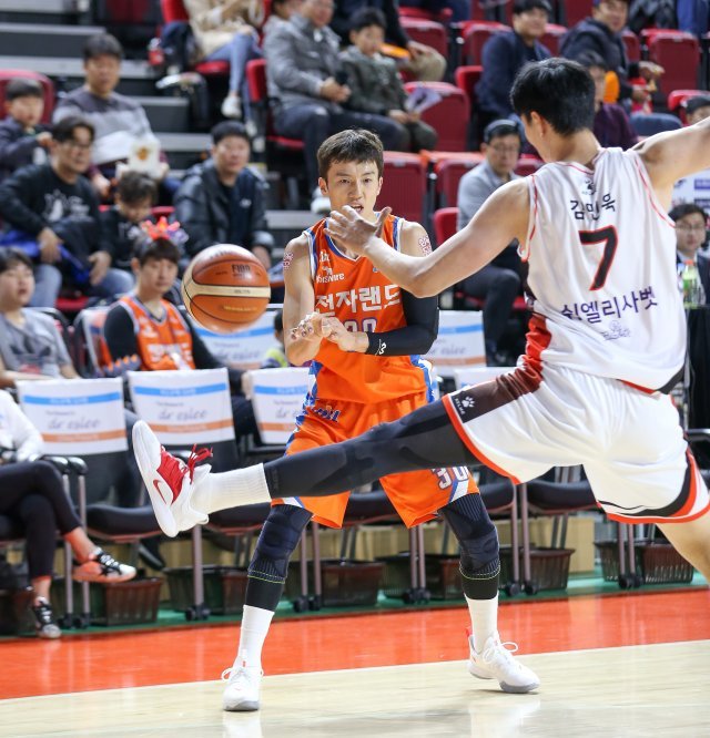전자랜드 박찬희가 4일 KT와의 경기에서 패스를 하고 있다.