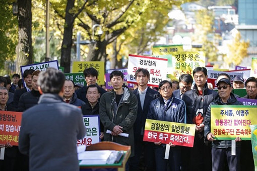 아산 무궁화를 내년에도 볼 수 있을까. 선수수급 중단 방침을 일방적으로 결정한 경찰청을 향한 축구계의 시선이 곱지 않다. 지난 2일 청와대 인근에서 아산 해체반대 집회에 참석한 많은 인사들이 아산의 생존을 위해 단체 행동에 나섰다. 사진제공｜한국프로축구연맹