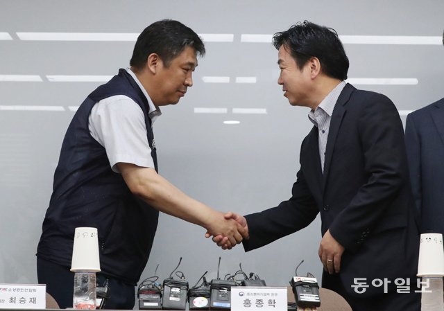 홍종학 중소벤처기업부 장관(오른쪽)과 최승재 소상공인연합회 회장. 동아일보 DB