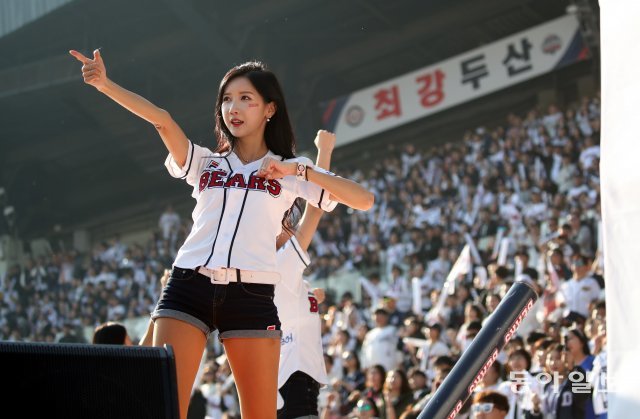 4일 서울 잠실야구장에서 열린 ‘2018 신한은행 MY CAR KBO 포스트시즌’ 한국시리즈 1차전 두산 베어스와 SK 와이번스의 경기에서 두산 치어리더들이 응원을 펼치고 있다. 최혁중 기자 sajinman@donga.com