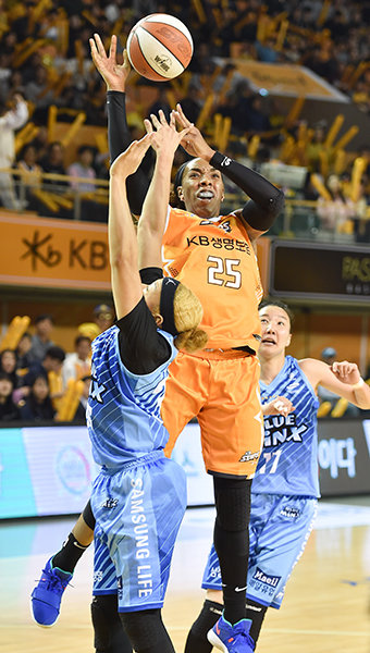 KB스타즈 쏜튼(가운데). 사진제공｜WKBL