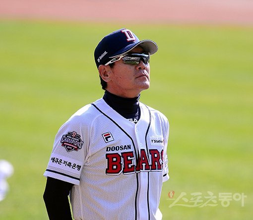 4일 서울 잠실야구장에서 SK 와이번스와 두산 베어스가 맞붙는 ‘2018 신한은행 MY CAR KBO리그’ 한국시리즈 1차전이 열렸다. 두산 이강철 코치. 잠실｜김종원 기자 won@donga.com