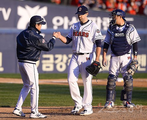 4일 서울 잠실야구장에서 SK 와이번스와 두산 베어스가 맞붙는 ‘2018 신한은행 MY CAR KBO리그‘ 한국시리즈 1차전이 열렸다. 두산 이강철 코치(맨 왼쪽). 잠실｜김종원 기자 won@donga.com