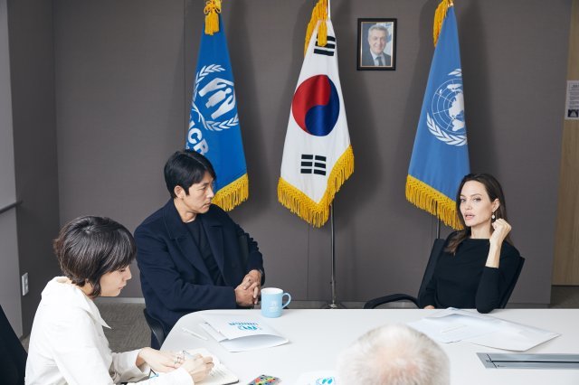 유엔난민기구(UNHCR) 친선대사인 배우 정우성씨가 3일 특사 자격으로 방한한 할리우드 배우 안젤리나 졸리와 인사하고 있다. (유엔난민기구 제공)