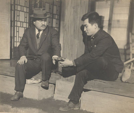 데뷔작 ‘로맨스 빠빠’(1960년작)에서의 신성일(오른쪽). 사진제공｜한국영상자료원