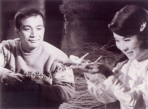1964년 영화 ‘맨발의 청춘’으로 스타덤에 오른 신성일(왼쪽). 그는 그해 11월14일 엄앵란(오른쪽)과 결혼했다. 사진제공｜한국영상자료원