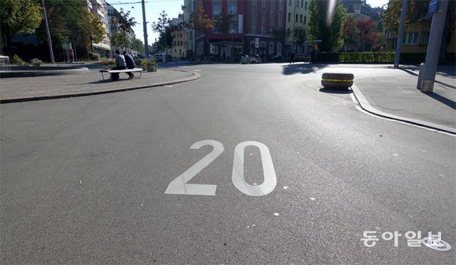 스위스 취리히 불링거 광장 바닥에 ‘20’이라는 하얀색 글씨가 적혀 있다. 최고 제한속도 시속 20km인 ‘20존’을 뜻한다. 20존에서는 보행자가 항상 통행 우선권을 갖기 때문에 무단횡단 개념이 없다.