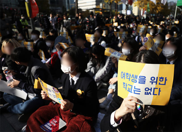 3일 오후 서울 중구 서울파이낸스센터 앞에서 열린 ‘스쿨 미투(#MeToo·나도 당했다)’ 집회에 참가한 학생들이 ‘여학생을 위한 학교는 없다’ 등의 내용이 적힌 피켓을 손에 들고 학교 성폭력 근절을 촉구하고 있다. 뉴스1