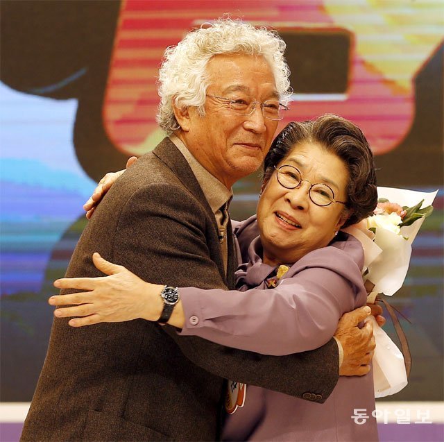 신성일(왼쪽) 엄앵란 씨 부부가 2016년 1월 채널A ‘나는 몸신이다’ 녹화장에서 포옹하고 있다. 동아일보DB