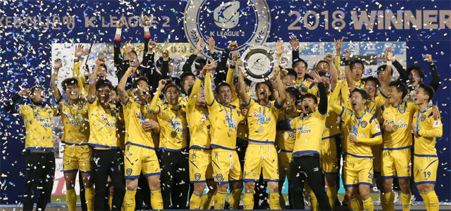 프로축구 K리그2 챔피언 아산 무궁화 선수들이 4일 충남 아산 이순신종합운동장에서 열린 안양과의 올 시즌 마지막 안방경기를 마친 뒤 우승 트로피를 들어 올리며 세리머니를 하고 있다. 아산 무궁화는 경찰청의 선수 수급 중단 결정에 따라 우승을 하고도 팀이 해체될 위기에 몰려 있다. 한국프로축구연맹 제공