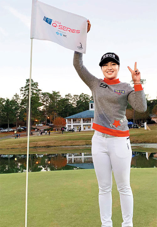 4일 끝난 미국여자프로골프(LPGA)투어 퀄리파잉 시리즈에서 우승을 차지한 뒤 손가락으로 ‘브이(V)’를 그리며 활짝 웃고 있는 이정은. 크라우닝 제공