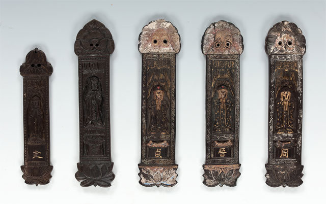 경전을 넣는 상자에 경의 종류를 표시하기 위해 매달아 사용했던 공예품인 목조 경패(보물 제175호). 동국대박물관제공