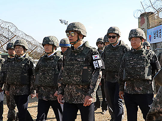 임종석 대통령비서실장(가운데)이 지난달 17일 비무장지대(DMZ) 남북 공동 지뢰제거 작업이 진행되는 강원 철원의 화살머리고지를 방문하고 있다. 청와대 제공