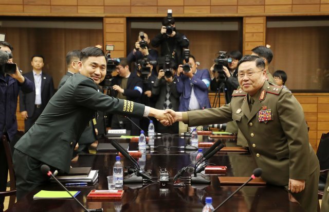 지난달 28일 판문점 북측지역 통일각에서 ‘제10차 남북장성급군사회담’을 마친 남측 수석대표인 김도균 국방부 대북정책관(육군 소장·왼쪽)과 북측 수석대표인 안익산 육군 중장이 악수하고 있다. 이날 기합의한 11개 감시초소(GP) 시범철수 작업을 연내 완료하기로 했다. 또 한강(임진강)하구 공동이용과 관련, 11월 초 공동수로 조사를 진행하기로 했다. © News1 사진공동취재단