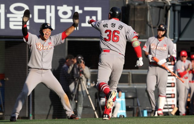 4일 서울 송파구 잠실야구장에서 열린 프로야구 2018 KBO 한국시리즈 1차전 두산 베어스와 SK 와이번스 경기에서 6회초 2사 2루상황 SK 박정권이 투런 홈런을 친후 하동민과 환호하고 있다. 2018.11.4/뉴스1 © News1