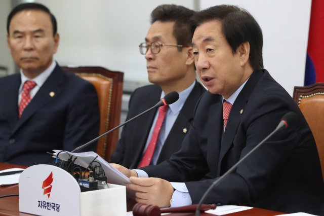 김성태 자유한국당 원내대표가 5일 오전 서울 여의도 국회에서 열린 비상대책위원회 회의에서 모두발언을 하고 있다. 2018.11.5/뉴스1 © News1