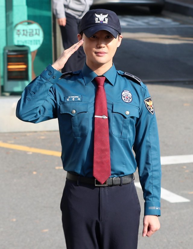 그룹 JYJ 멤버 김준수가 5일 오전 경기도 수원시 장안구 경기남부청에서 전역 신고를 마치고 청사를 나서며 팬들을 향해 경례를 하고 있다. 김준수는 경기남부지방경찰청 홍보단에서 단원으로 21개월 동안 의무 경찰 복무를 마쳤다. 2018.11.5/뉴스1 © News1