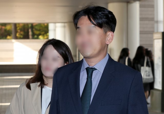 지난 2008년 한 술자리에서 배우 故 장자연 씨를 성추행 한 혐의를 받는 전직 언론인 A씨가  5일 오전 서울 서초구 서울중앙지법에서 열린 1차 공판에 출석하고 있다. ﻿【서울=뉴시스】