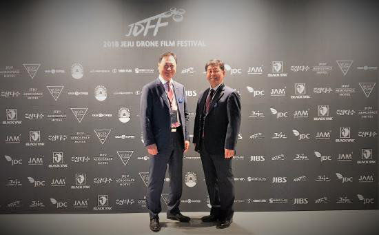 (왼쪽부터)블랙야크 강태선 회장과 제주도장애인지원협회 고관용 회장