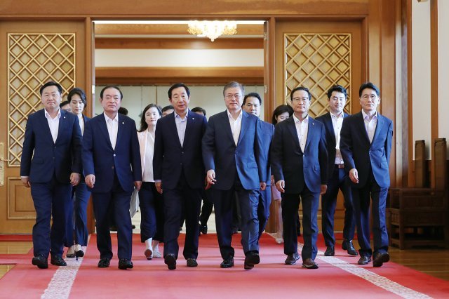 문재인 대통령이 16일 청와대에서 여야 5당 원내대표와 오찬을 함께하기 위해 이동하고 있다. 왼쪽부터 김관영 바른미래당 원내대표, 장병완 민주평화당 원내대표, 김성태 자유한국당 원내대표, 문 대통령, 홍영표 더불어민주당 원내대표, 윤소하 정의당 원내대표 직무대행. (청와대제공) 2018.8.16/뉴스1