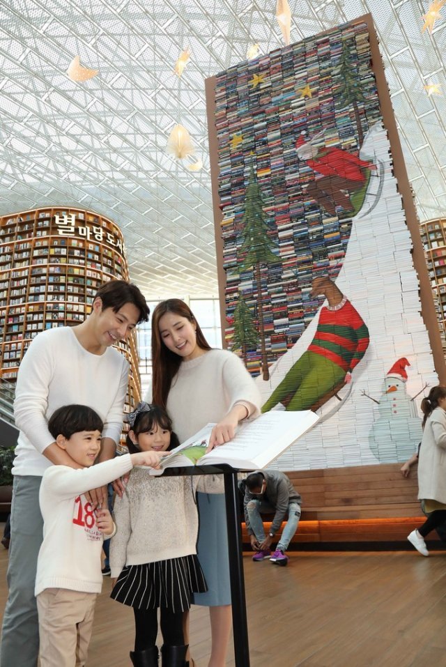 스타필드는 5일 코엑스몰 별마당 도서관에 1만4000여 권 책을 쌓아 만든 초대형 '별마당 북트리'를 선보였다.(사진=이마트)