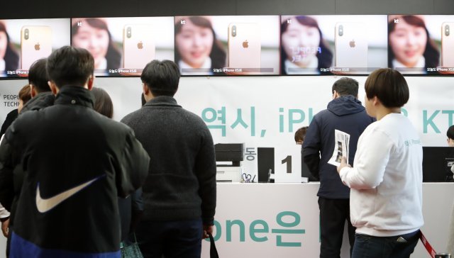 2일 오전 서울 종로구 광화문KT 스퀘어를 찾은 시민들이 아이폰XS 시리즈 개통을 위해 줄 서 있다. 2018.11.2/뉴스1