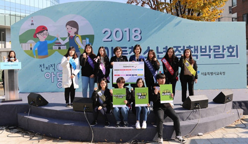 지난 3일, 국제구호개발 NGO 굿네이버스가 서울특별시와 함께 홍대 걷고 싶은 거리에서 진행한 아동참여정책박람회 ‘전지적 아동시점’을 성황리에 마쳤다. 사진은 아동권리모니터링단 학생들과 문미란 서울시 여성가족정책실장, 양진옥 굿네이버스 회장이 전달식을 진행한 모습. 사진제공=굿네이버스